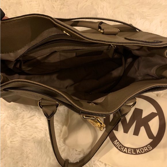 Michael Kors Hamilton Leather Purse - Picture 2 of 2